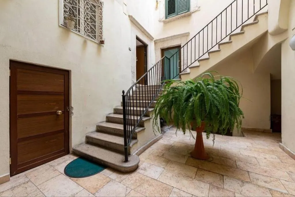 Apt 2 In The Historic Center Бари 0*,  Италия